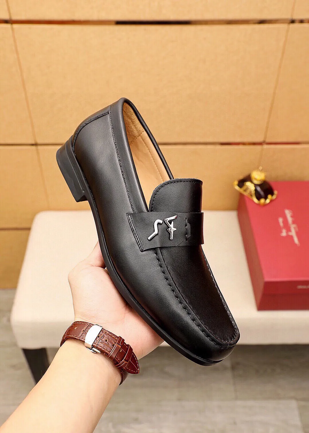 Men's shoes 💰480 💐 Product trademark: Ferragamo "Ferragamo" casual leather shoes Regular size: 38-44 (45🉑️customized) Product materials: Selected imported first-layer calfskin upper + luxury hardware buckle, imported water-dyed cow leather lining. Strong three-dimensional visual effect, original outsole color: 4⃣️seed leather materials available